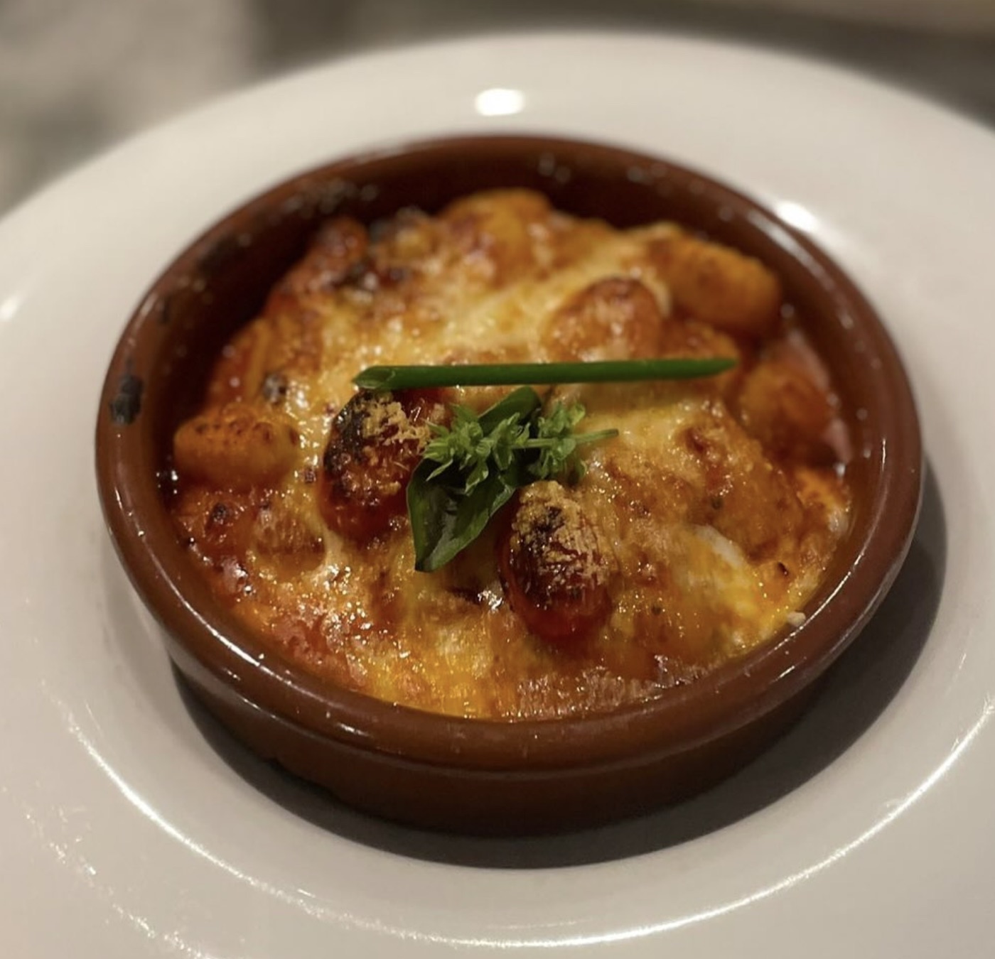 Ñoquis gratinados con tomate y mozzarella