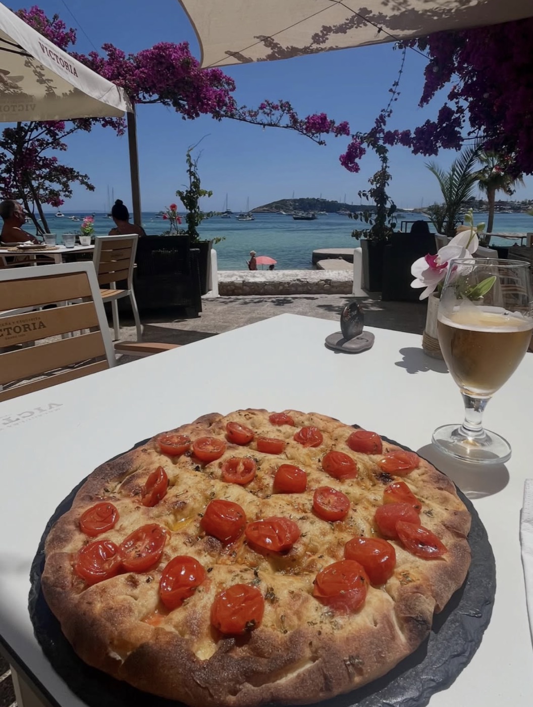 Mesa junto al mar con vistas a la bahía