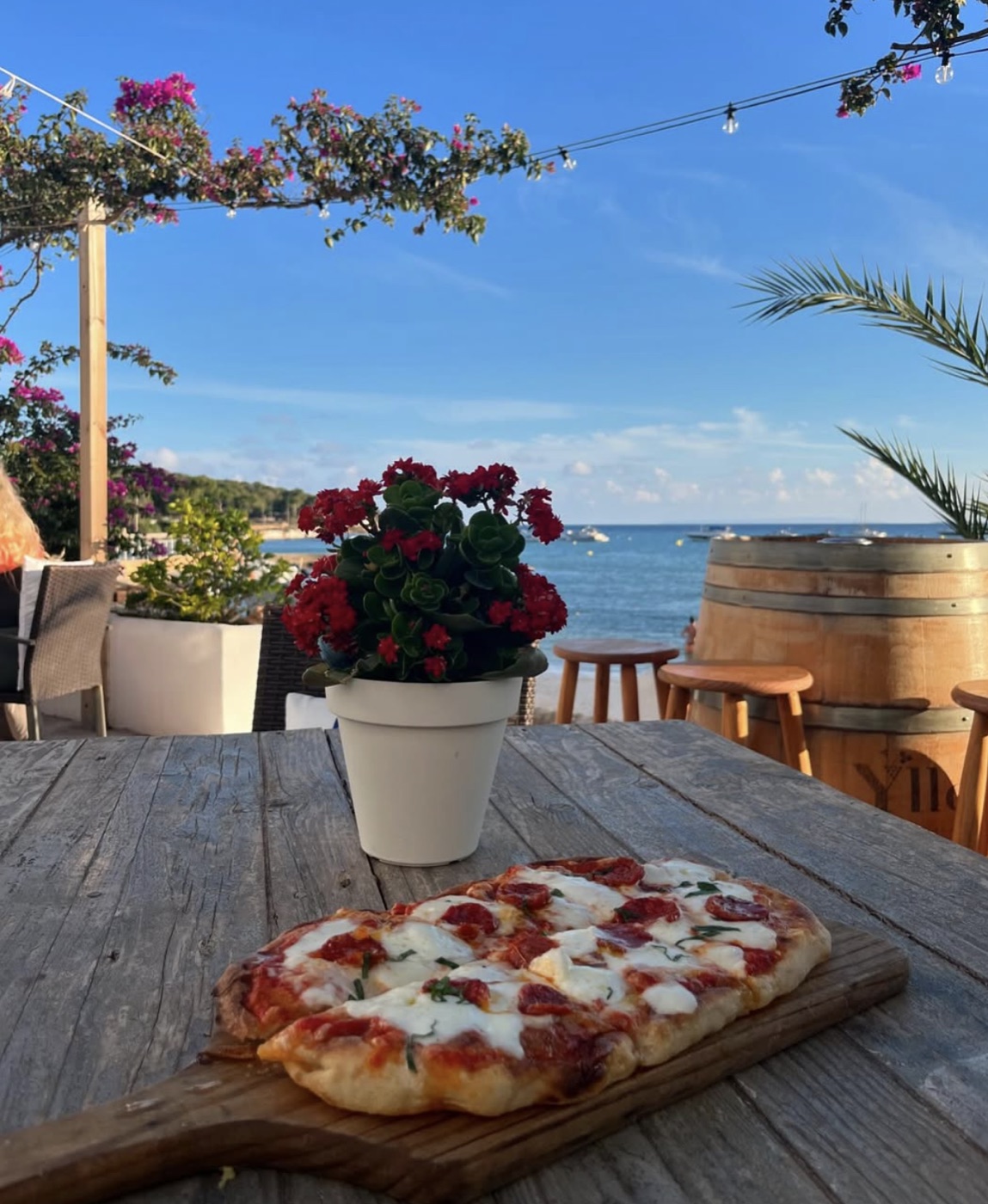 Mesa en la terraza frente al mar